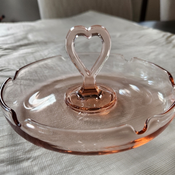 Vintage Pink Depression Glass Heart Shaped Handle Ashtray - Picture 1 of 9